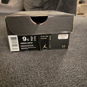 Air Jordan 1 Mid Black Sneakers Box